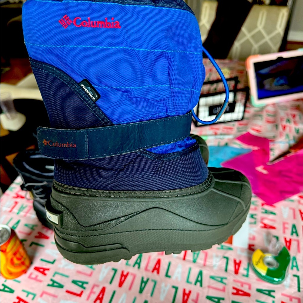 Boys size 3 Columbia snow boots double lined